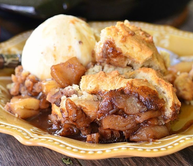 Pecan apple cobbler with maple syrup - so nice! Learn how to make it here