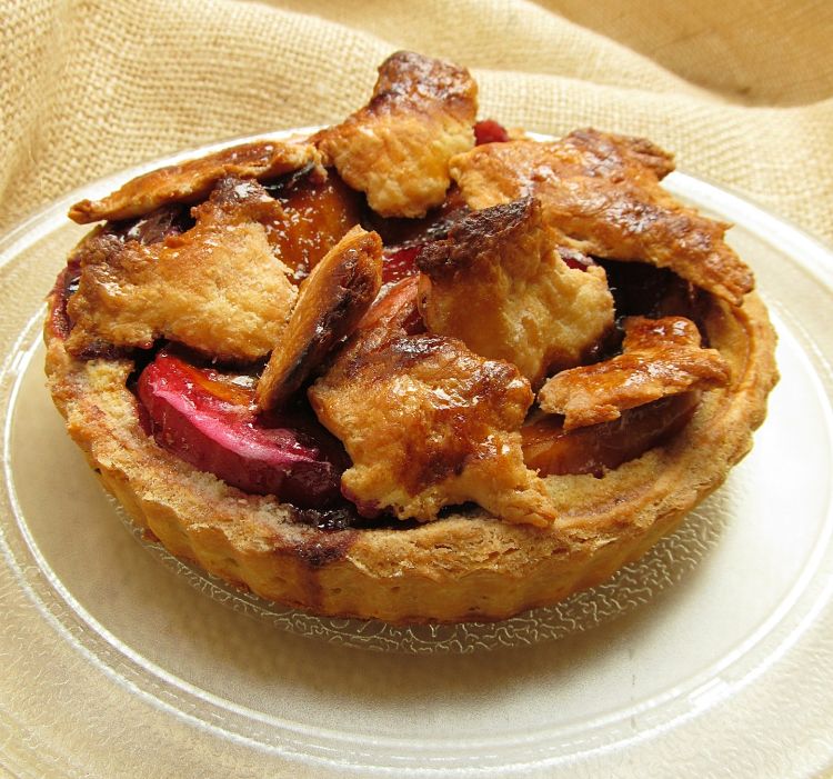 Individual apple pies with rhubarb