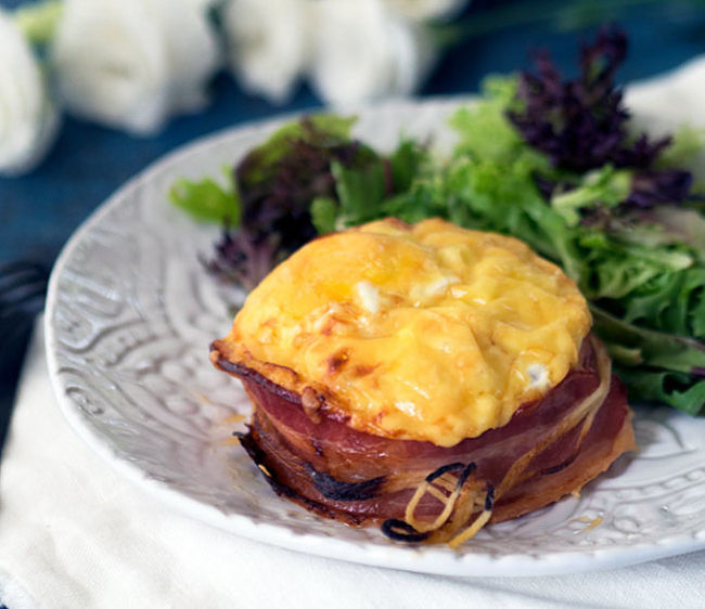 A cooked beer can burger served with salad. This burger bun free meal is ideal for low carb diets. See the recipe and guide here