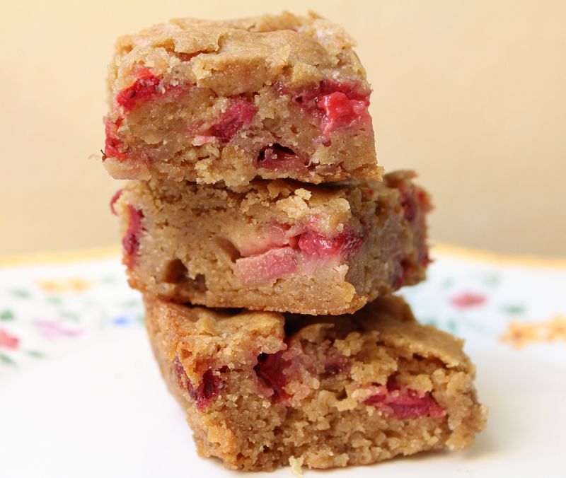 Rhubarb and nuts - what a delightful combination for Blondies - see more recipes here