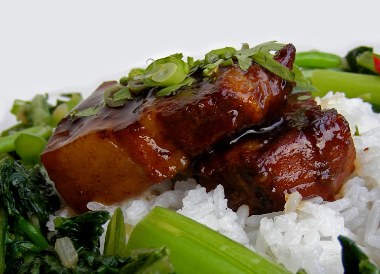 Braised pork chops and spare ribs are delicious and can be served with rice and steamed vegetables