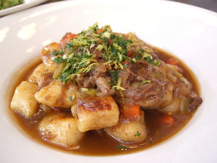 Various vegetables and even gnocchi or tofu can be added to the meat