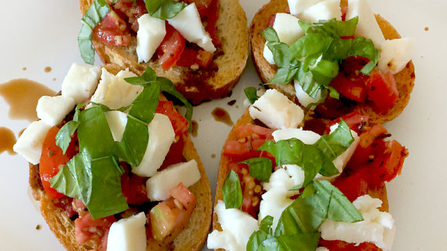 Bruschetta with feta and basil - learn to make more variations at home in this article