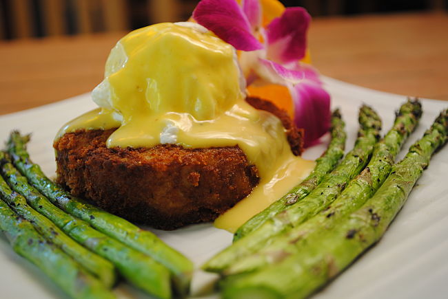 Crab cakes pair well with steamed or grilled green vegetables such as asparagus or broccolini.
