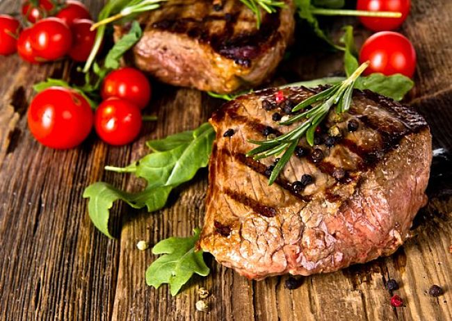 Grilled steak with rosemary, tomatoes and basil - delicious!