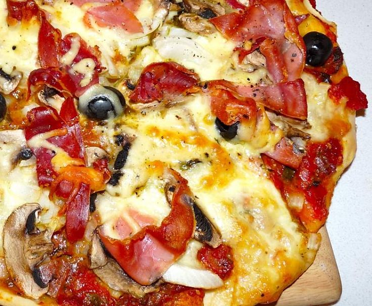 Rich and hearty homemade pizza. Lean to make everything from scratch using this detailed guide and recipe collection