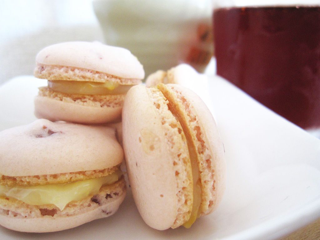 Strawberry macaroon Parisien filled with lemon curd