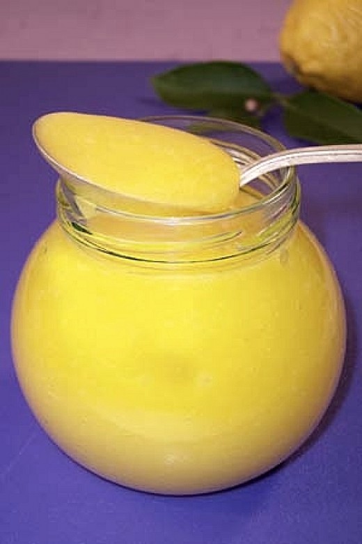 Discover how to prepare delicious lemon curd at home