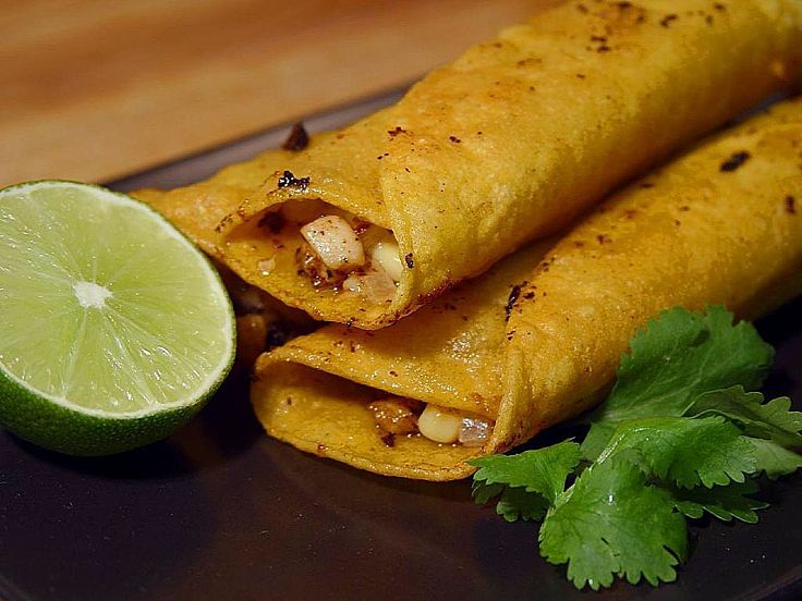 Flautas are a delicious and healthy way to enjoy tortilla wraps with meat, salad and a delicious sauce or salsa.