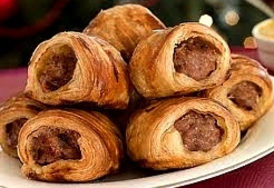 Discover all the tricks to making perfect homemade sausage rolls by following the guide and recipes in this article.