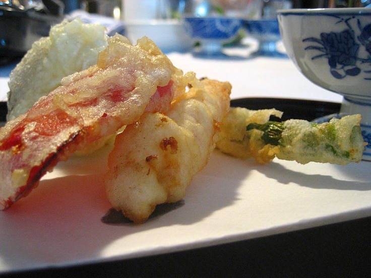 The secret of good tempura is low gluten flower, minimal mixing and very cold batters