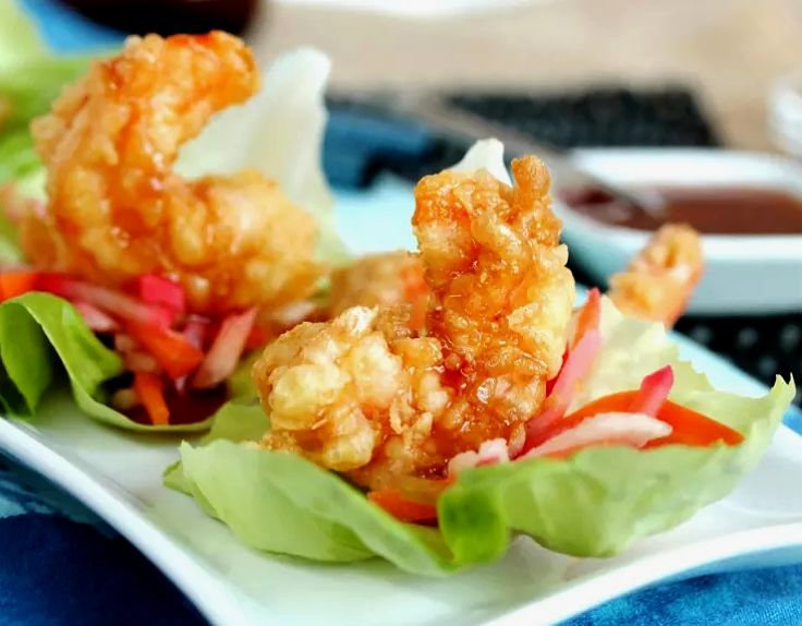 Tempura shrimp served with a spicy sauce and fresh salad. Discover the great recipes here in this article