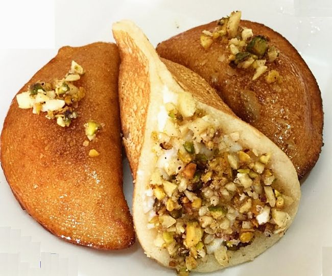 The delicate fillings are encased in very thin pastry pockets, which are smothered in sugar syrup, honey 
  or maple syrup